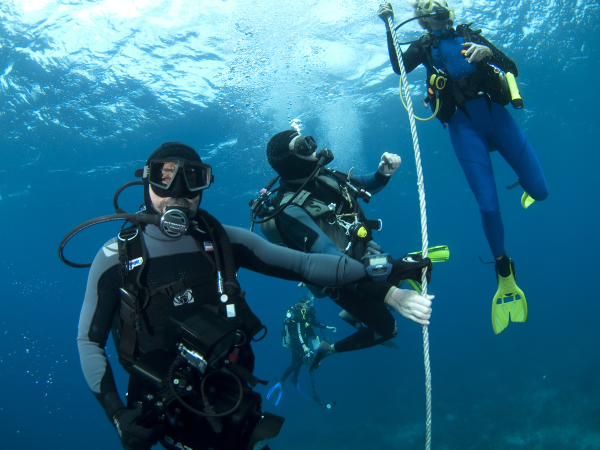 Divers on a reference line doing their descend
