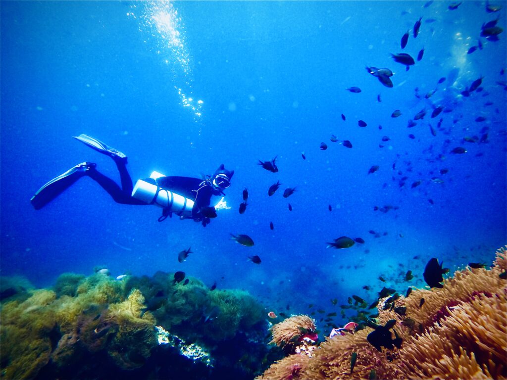 Diver using side mount during a dive showing the horizontal trim