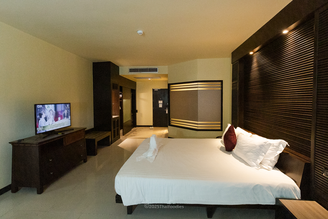 superior garden side with king bed